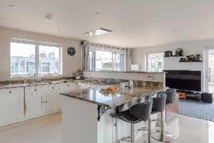 Luxurious 4BR Penthouse in Idyllic Farringdon - image 7