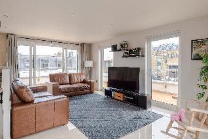 Luxurious 4BR Penthouse in Idyllic Farringdon - image 9