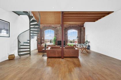 Large Industrial Style 2 Bedroom Flat! - image 18