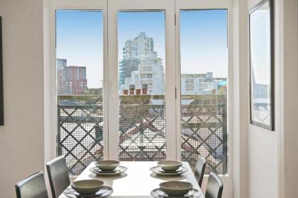 Monthly Stays! 2 Bed Stunning Riverside Apartment - image 13