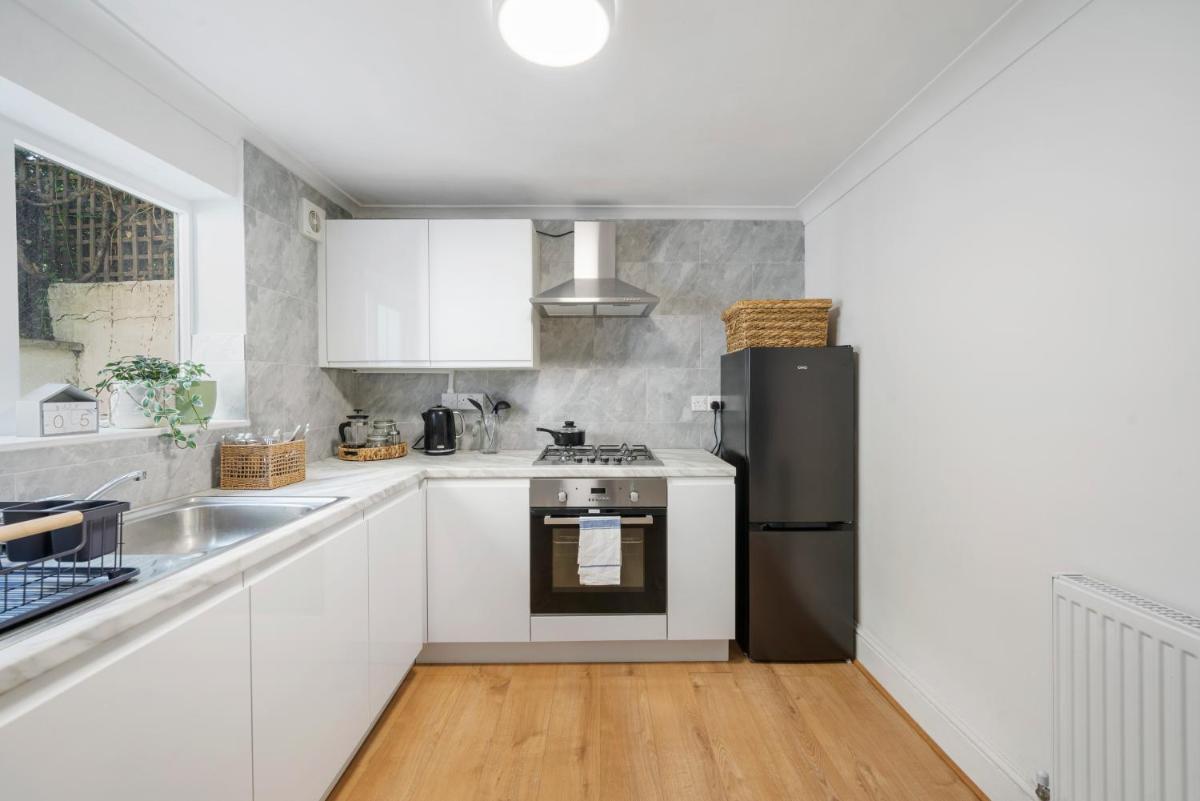 Modern 2 BR near Arsenal Stadium - image 4