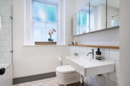 2 Bed with Garden views Hampstead - image 17