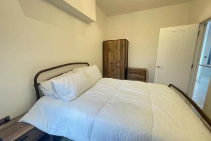 Stylish & Modern 1BD Flat West Hampstead - image 2