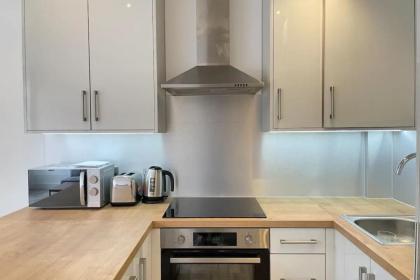 Stylish & Modern 1BD Flat West Hampstead - image 4