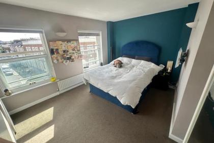 Charming 2BD Flat w Chic Terrace Kentish Town - image 4