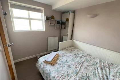 Charming 2BD Flat w Chic Terrace Kentish Town - image 6