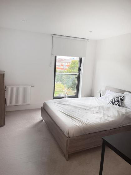 Lovely Charming 2-Bedroom Apartment in Bow London - image 16