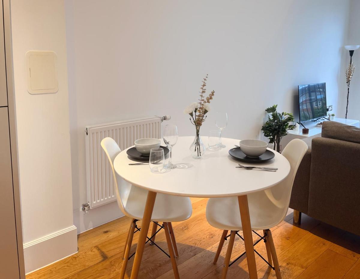 Lovely Charming 2-Bedroom Apartment in Bow London - image 7