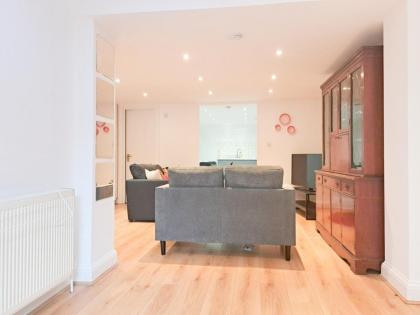 Shepherds Bush Apartment - image 11