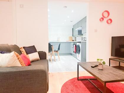 Shepherds Bush Apartment - image 12