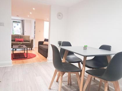 Shepherds Bush Apartment - image 13