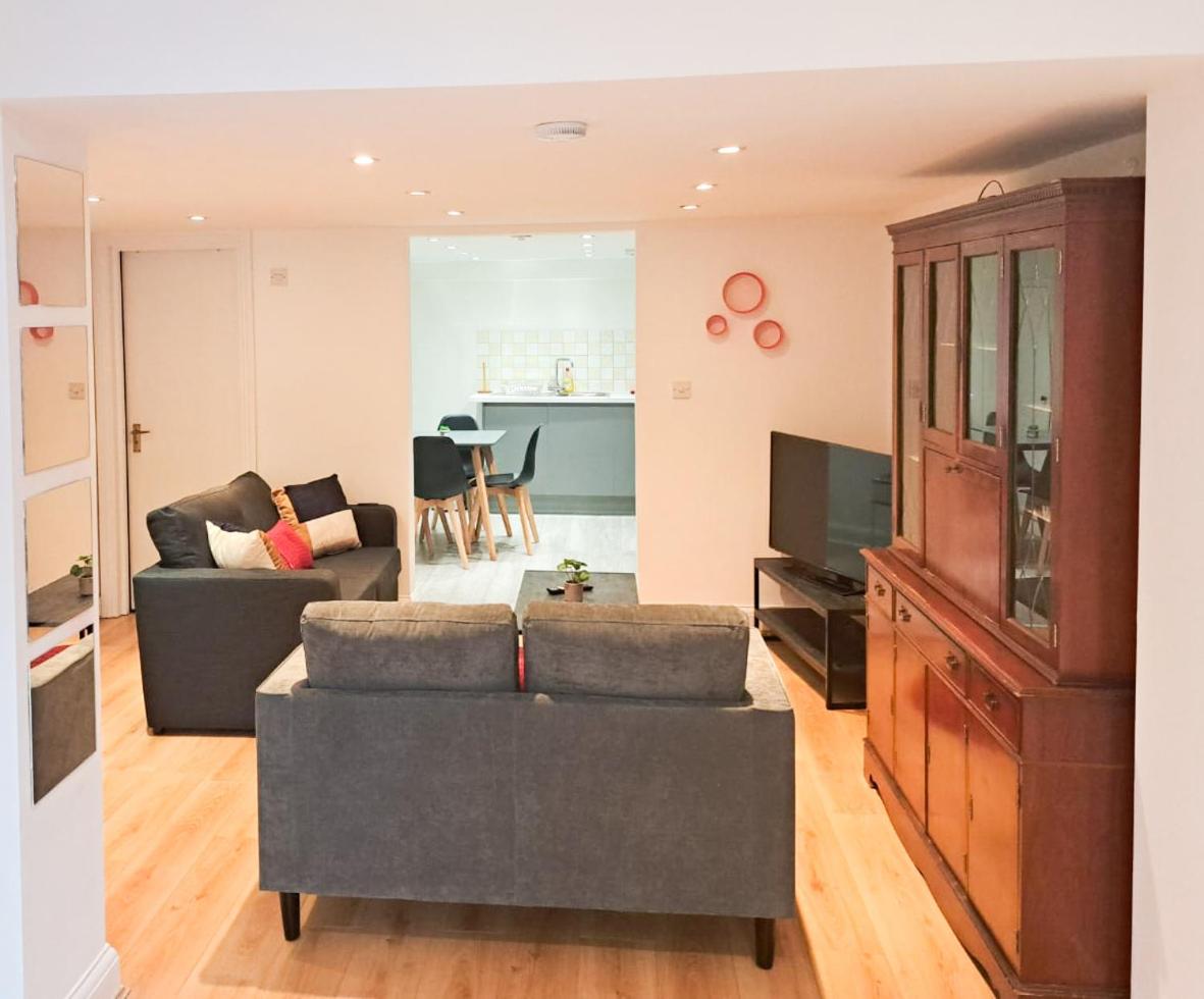 Shepherds Bush Apartment - image 5