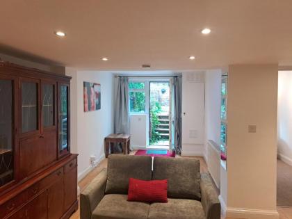 Shepherds Bush Apartment - image 8