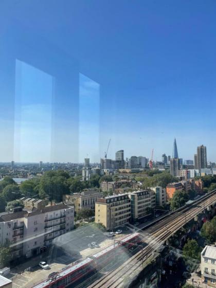 Sleek 2BD Flat wViews of The Shard - Shadwell! - image 2