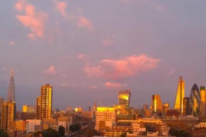 Sleek 2BD Flat wViews of The Shard - Shadwell! - image 3