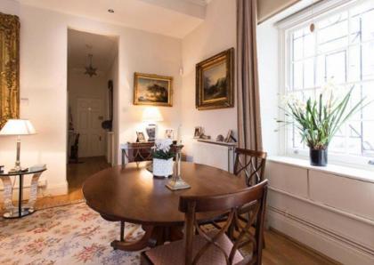 Quintessentially Classy English Apt In Chelsea London - image 12