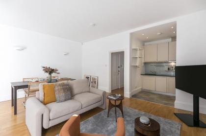 Generously large 1 bedroom apartment in Farringdon - image 13