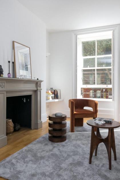 Generously large 1 bedroom apartment in Farringdon - image 9