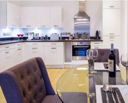 2 Bed Serviced Apt With Patio South Kensington - image 1