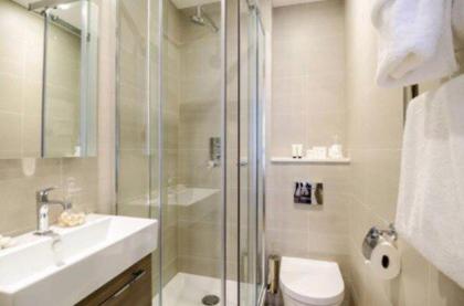 2 Bed Serviced Apt With Patio South Kensington - image 2