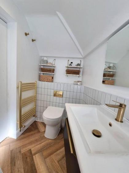 Beautifully Renovated 1-Bed Garden Flat in London - image 11