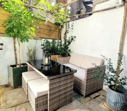 Beautifully Renovated 1-Bed Garden Flat in London - image 13