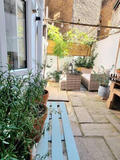 Beautifully Renovated 1-Bed Garden Flat in London - image 2