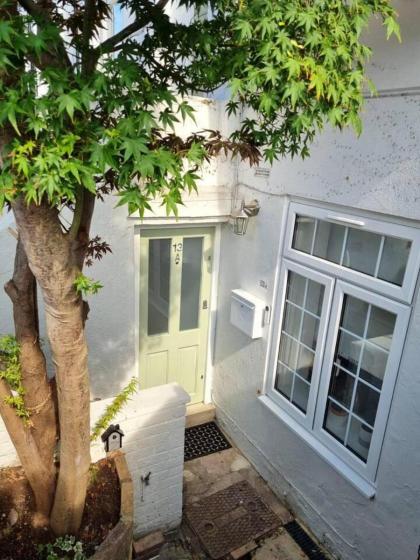 Beautifully Renovated 1-Bed Garden Flat in London - image 20