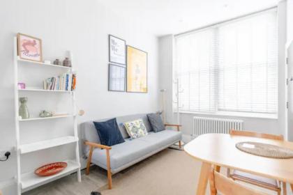 Chic 1BD Flat wPatio - 2 Mins from Baron's Court! London