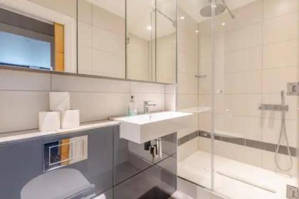 Chic 1BD Flat wPatio - 2 Mins from Baron's Court! - image 19