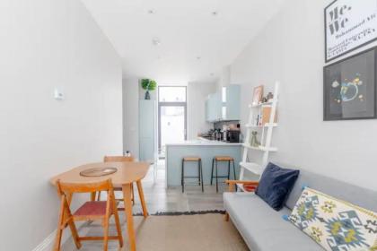 Chic 1BD Flat wPatio - 2 Mins from Baron's Court! - image 2