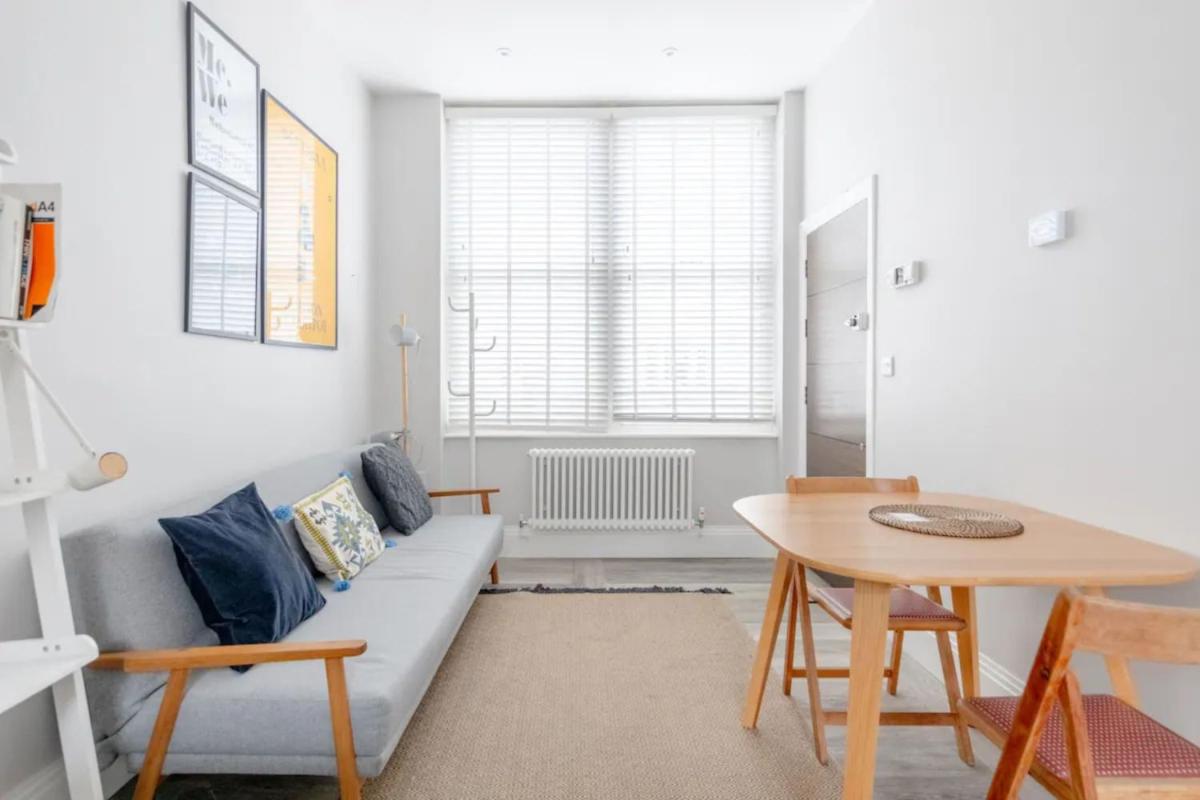 Chic 1BD Flat wPatio - 2 Mins from Baron's Court! - image 4