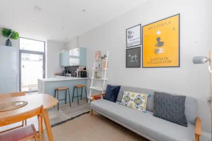 Chic 1BD Flat wPatio - 2 Mins from Baron's Court! - image 8