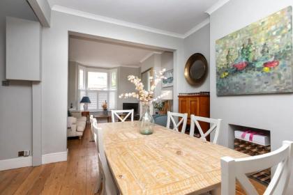 Vibrant 1BD Home with Outdoor Patio - Hammersmith! - image 11