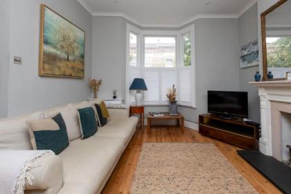 Vibrant 1BD Home with Outdoor Patio - Hammersmith! - image 14