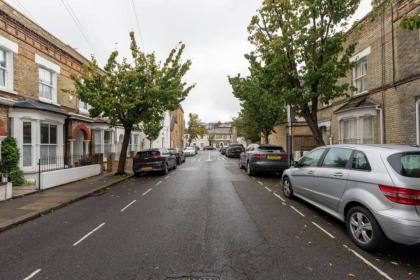 Vibrant 1BD Home with Outdoor Patio - Hammersmith! - image 9