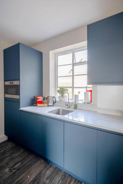 Beautifully Decorated 1BD Oasis - Earl's Court! - image 18