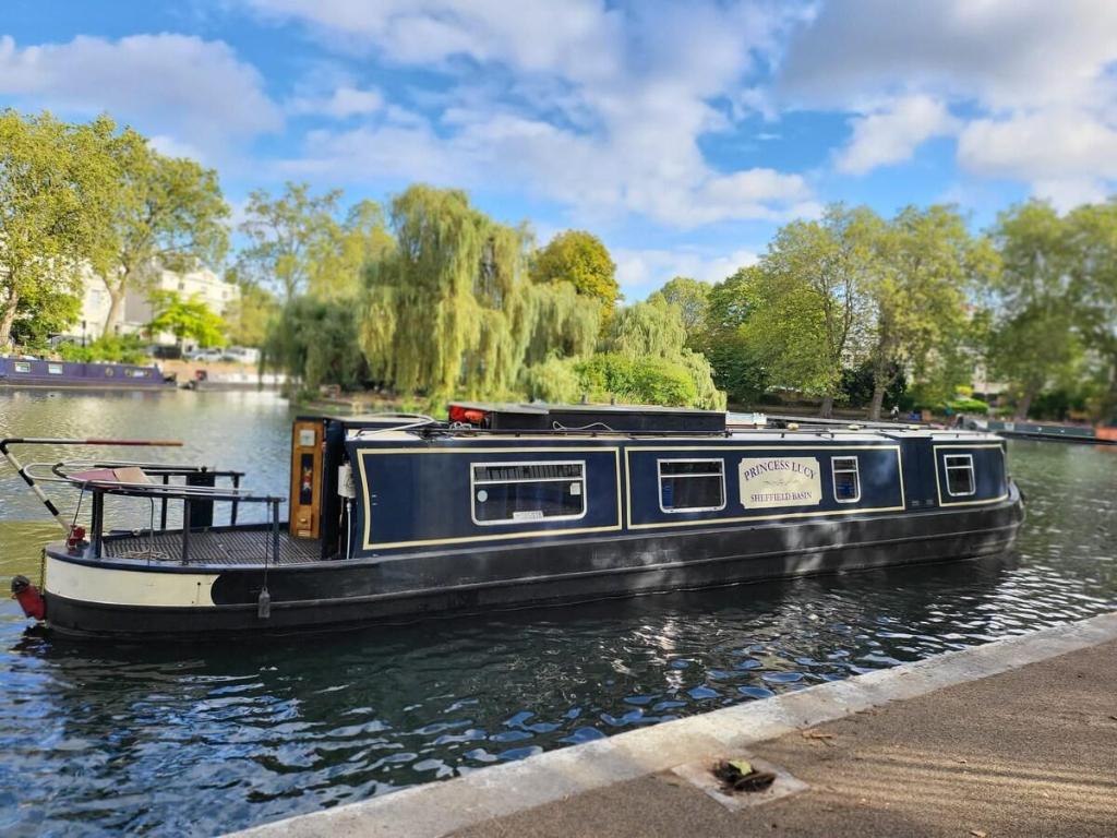 Lovely Historical Canal Boat in London City Centre - main image