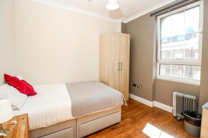 Private en-suite Room @ Liverpool street Brick Ln - image 10