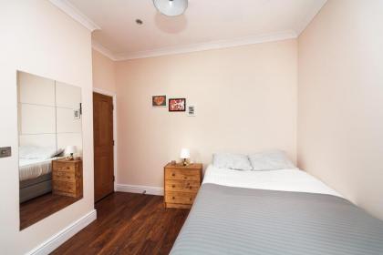 Private en-suite Room @ Liverpool street Brick Ln - image 16