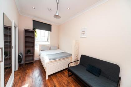 Private en-suite Room @ Liverpool street Brick Ln - image 17