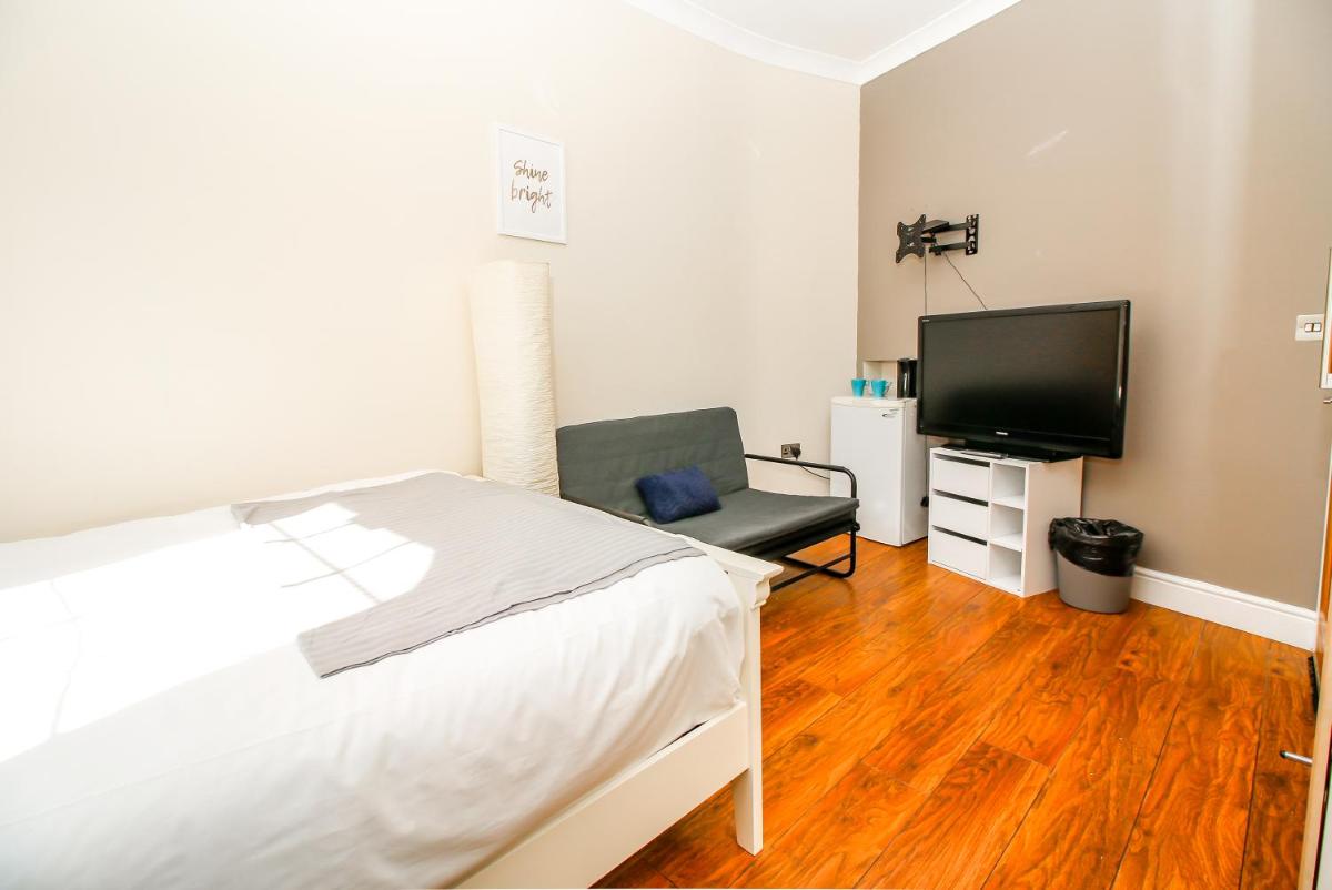 Private en-suite Room @ Liverpool street Brick Ln - image 7