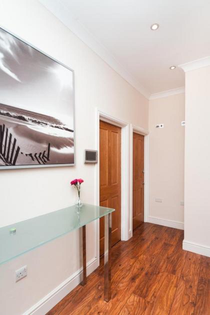 Private en-suite Room @ Liverpool street Brick Ln - image 8