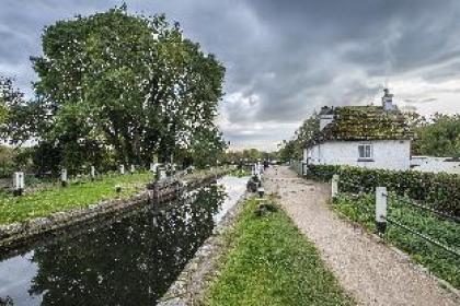 Heathrow Cottages B&B