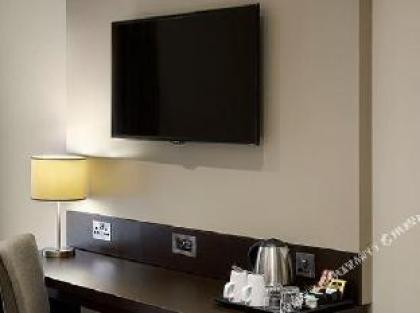 Premier Inn Slough Central South - image 3