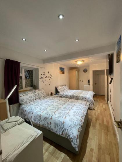 6 North Avenue Guest House Heathrow Airport-Free Parking - image 8