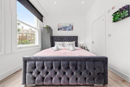 Charming Ensuite Room in Finsbury Park London N19 - image 3