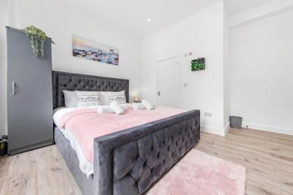 Charming Ensuite Room in Finsbury Park London N19 - image 4