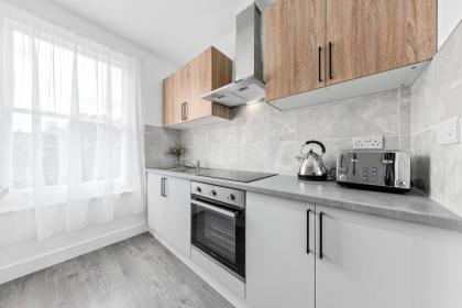 Charming Ensuite Room in Finsbury Park London N19 - image 9