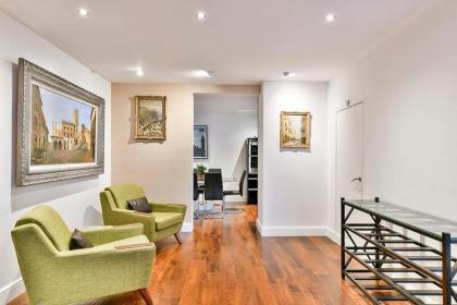 Charming 3BR mews house - image 12